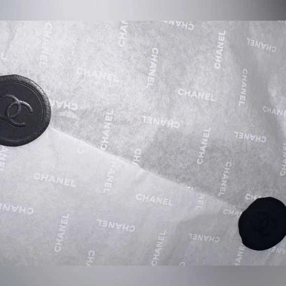 CHANEL Authentic XL GiftBox Set
Sealed Logo Tissue & CC Seals
CollectorPackaging - Picture 5 of 8